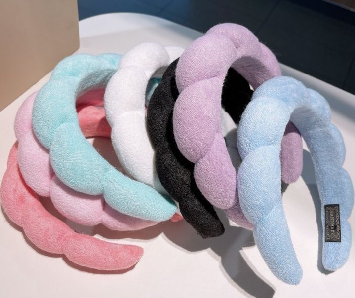 Hình ảnh các mẫu phụ kiện cài tóc màu hồng gồm kẹp càng cua, kẹp xoắn và kẹp trang trí phong cách dễ thương.